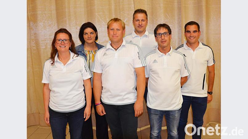 Der neue Vorstand des Sportclubs: (von links) Nicole Schusser-Schindler (stellvertretende Vorsitzende), Martina Heindl (Schriftführerin), Josef Reisner (Vorsitzender), Gerhard Fronhöfer (Geschäftsführer), Reinhard Hörl (dritter Vorsitzender) und Philipp Kroher (Kassier). Bild: ü