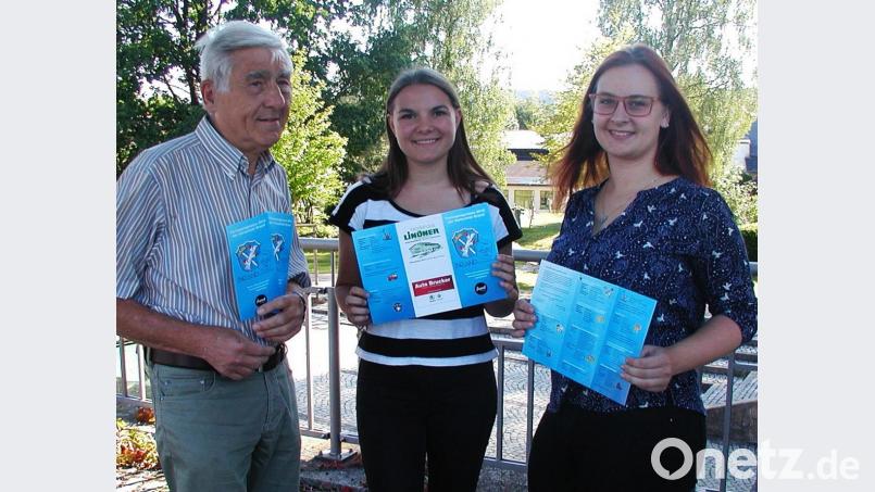 Herzlich dankte Bürgermeister Ludwig König der Jugendbeauftragten Maria König (rechts) sowie Jugendbürgermeisterin Lilli Glowka, die zusammen mit dem Jugendgemeinderat das Ferienprogramm erstellt haben. Bild: ld