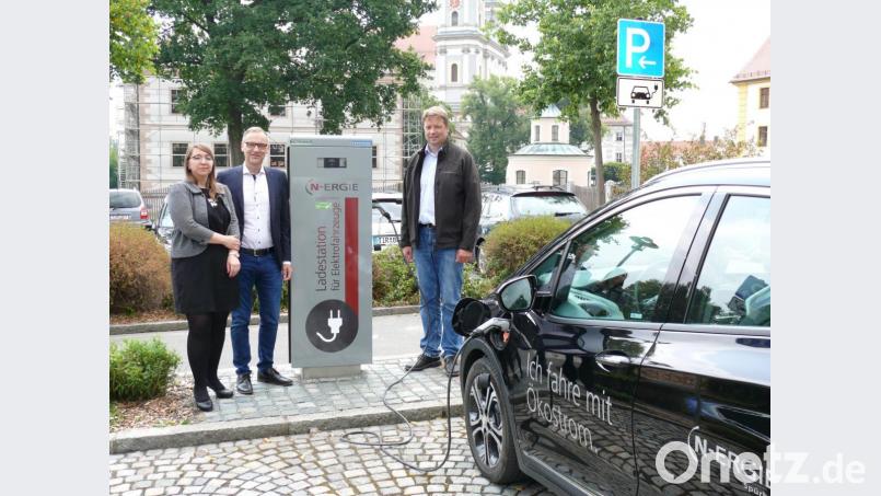 Doreen Ibrahimovic, Bürgermeister Bernd Sommer und Stadtbaumeister Hubert Siller (von links) haben am Parkplatz Schwanenwiese symbolisch die neue Ladesäule für E-Autos in Betrieb genommen. Bild: kgg