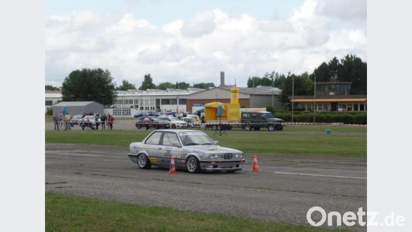 Dröhnende Motoren und quietschende Reifen bestimmen beim 4. ADAC Flugplatzslalom das Bild auf der Start- und Landebahn der Fliegerschule Strößenreuther. Bild: br