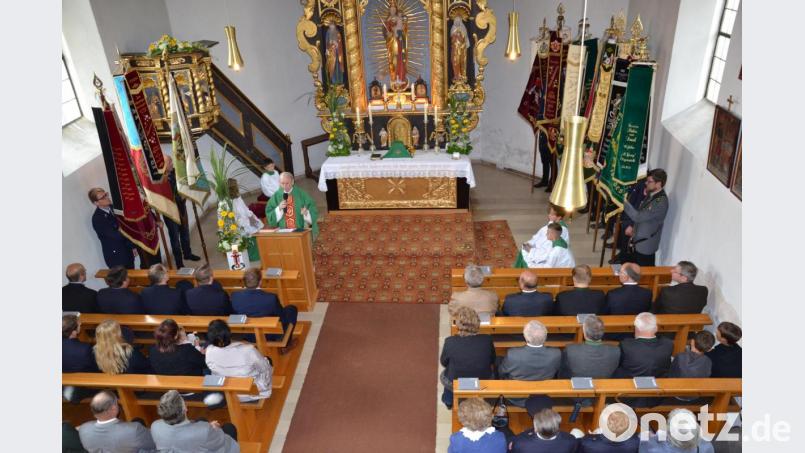 Pfarrer Josef Most hält den Festgottesdienst in der Dorfkirche Burgtreswitz und spricht über die Geschichte des Bieres und das Gleichnis vom
barmherzigen Samariter. Bild: gi