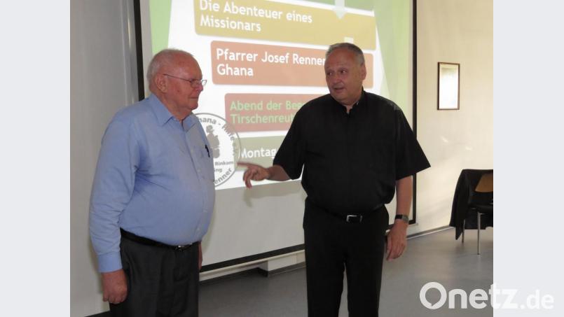 Regionaldekan und Stadtpfarrer Georg Flierl begrüßte den ehemaligen Kaplan und jetzigen Pfarrer Josef Renner (links) herzlich als gern gesehenen Gast in Tirschenreuth. Bild: ubb
