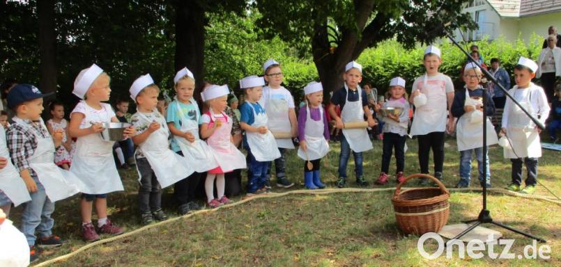 Über ein Dutzend fleißige Bäckermeister sind unter anderem zu Gast beim Herz-Jesu-Sommerfest des katholischen Kinderhauses. Die Kleinen zeigen, was es alles in „Immarath“ gibt. Bild: mez