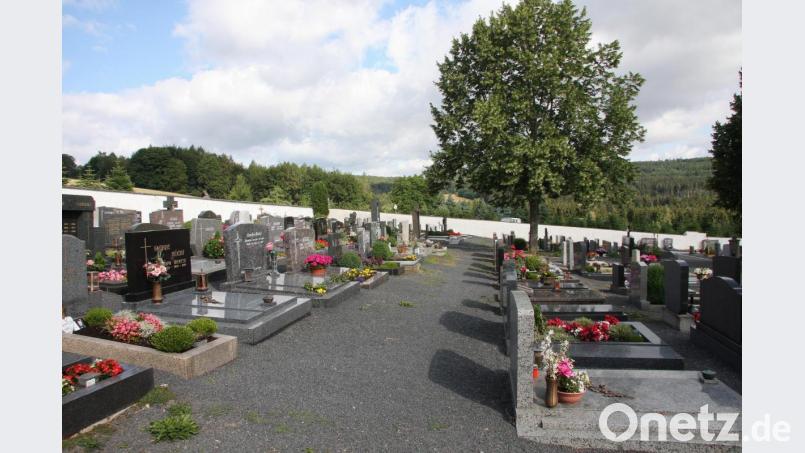 Die bereits begonnenen Arbeiten im Friedhof werden mit einer weiteren Wege-Neugestaltung fortgesetzt. Die Angebote liegen bereits vor und wurden im Marktrat unter die Lupe genommen. Bild: wro
