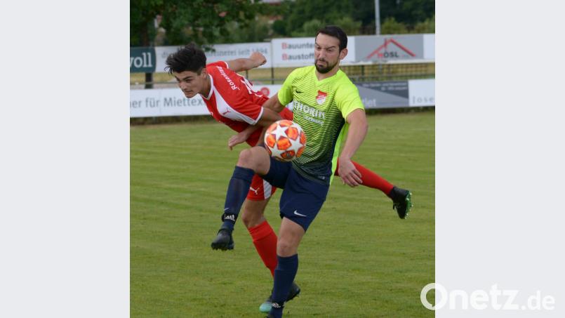 Max Mischinger (vorne, Szene aus der Partie gegen Neukirchen) und die SpVgg Pfreimd unterlagen am Mittwochabend beim TSV Kareth-Lappersdorf. Bild: ham