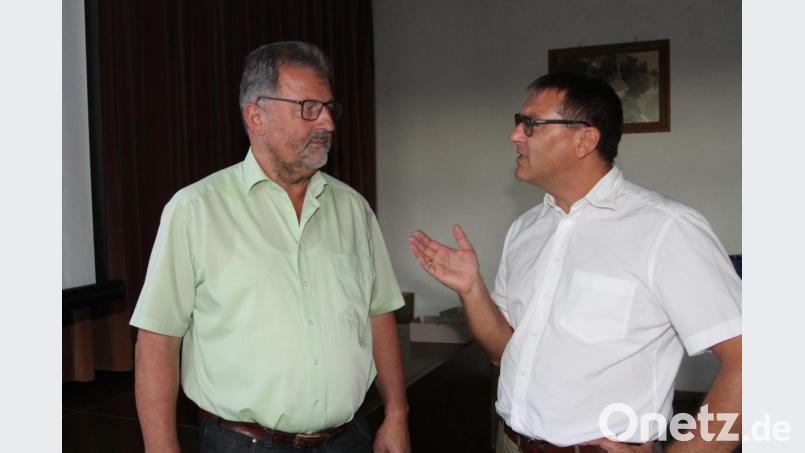 "Dorferneuerung ist eine Unterstützung der Kommunen im Verbund", unterstrich Baudirektor Erik Bergner (rechts) die große Bedeutung und stieß bei Bürgermeister Johann Maurer auf offene Ohren. Bild: pi