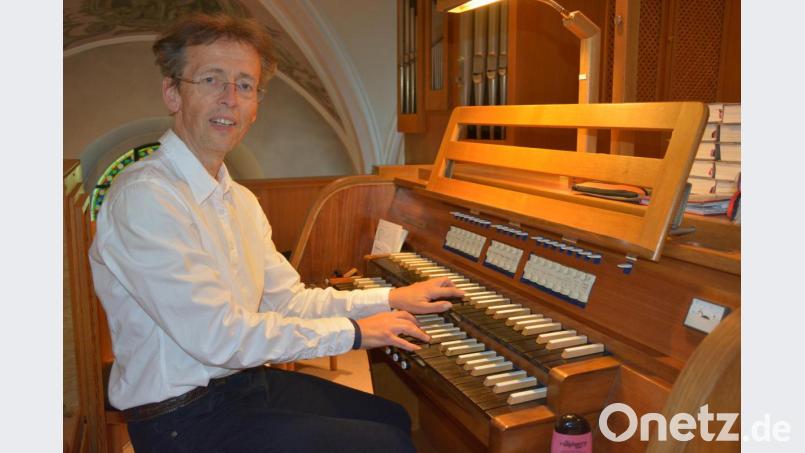 Wieland Meinhold an der Orgel der Pfarrkirche St. Laurentius. Bild: jr