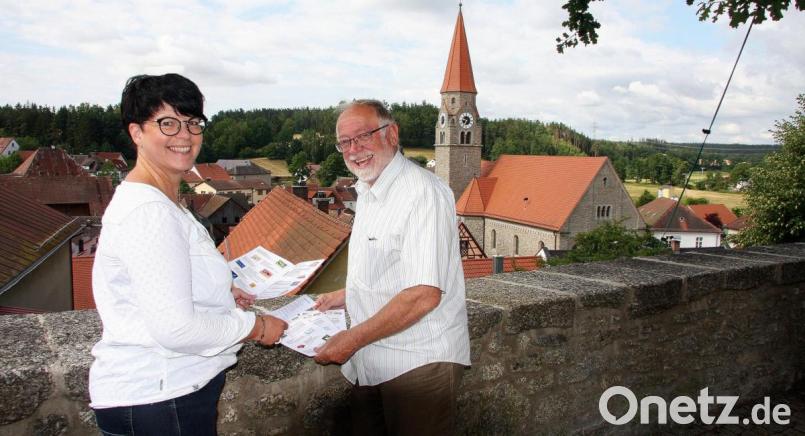 Das Ferienprogramm der Marktgemeinde Falkenberg ist erneut vielseitig und bunt. Vorgestellt wurde es von der Jugendbeauftragten Alexandra Hasenfürter und Bürgermeister Herbert Bauer im Burghof. Bild: wro