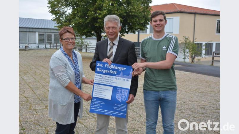 Aus das Plößberger Bürgerfest, das am Samstag, 20. Juli, ab 15 Uhr auf dem Gelände der Grundschule und vor dem Kultursaal stattfinden wird. freuen sich Bürgermeister Lothar Müller (Mitte) sowie die gemeindlichen Mitarbeiter Birgit Weininger und Jonas Würner. Bild: jr