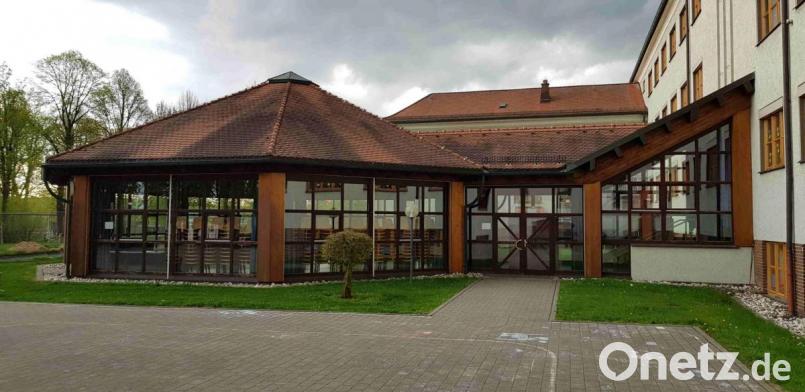 Die Aula der Markgraf-Diepold-Grundschule (Bild aus dem Frühjahr 2018) ist in die Jahre gekommen. Jetzt soll ein sogenannter Umgang angebaut werden, nach dem Vorbild der Dreifaltigkeitskirche Kappl auf dem Glasberg. Bild: exb