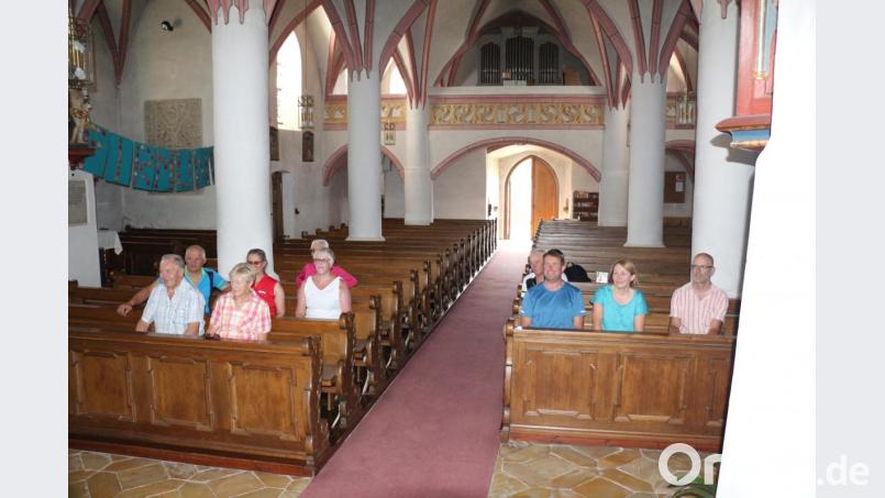 Die Teilnehmer der ökumenischen Radtour sind beeindruckt von dem schönen Kirchengebäude und dem Wissen des Heimatforschers Hans Walter. Bild: rpp