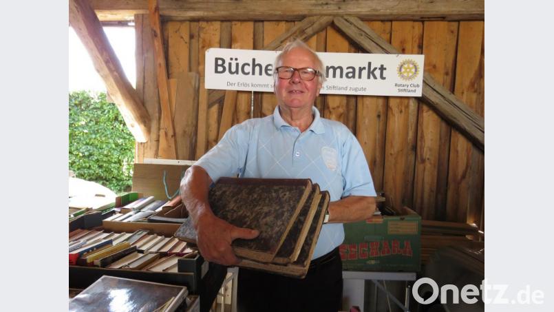 Viel Gewicht bringen die antiquarischen Schmöker auf die Waage, die teils nahezu 200 Jahre alt sind. . Bild: ubb