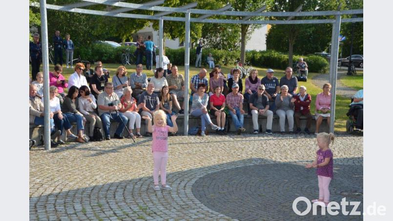 Die vierjährige Amy (links) und ihre dreijährige Schwester Zoey (rechts) verliebten sich regelrecht in die Musik von &quot;Exit&quot; und tanzten voll ab. Die vielen Zuschauer waren ihnen egal. Bild: dob
