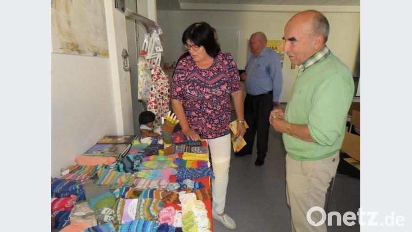 Irmgard Hilmer aus Atting unterstützt den Missionar mit Hilfsprojekten in Deutschland. Zum Vortrag hat sie Bastelarbeiten mitgebracht. Der Erlös aus dem Verkauf gehe zu 100 Prozent an die Ghana-Hilfe, betonte sie. Bild: ubb