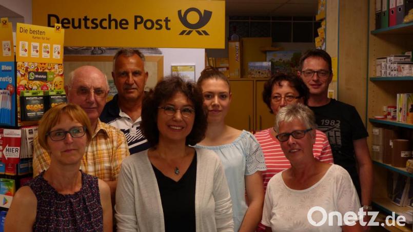 Besuch in der Postfiliale: Im Bild von links Ingrid Kastl, Fridebert Greger, FW-Stadtrat Winfried Neubauer, Michaela Härtl (Stadträtin und Bürgermeisterkandidatin der Freien Wähler), Christina Härtl, Marlene Zimmerer, Hilde Schug, Harald Scharf. Bild: exb