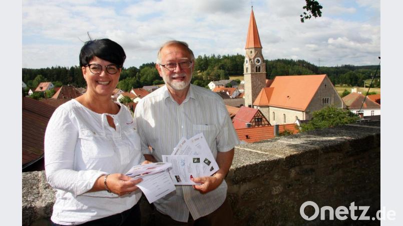 &quot;Schöne Ferien&quot;, wünschen die Jugendbeauftragte Alexandra Hasenfürter und Bürgermeister Herbert Bauer allen Buben und Mädchen. Bild: wro