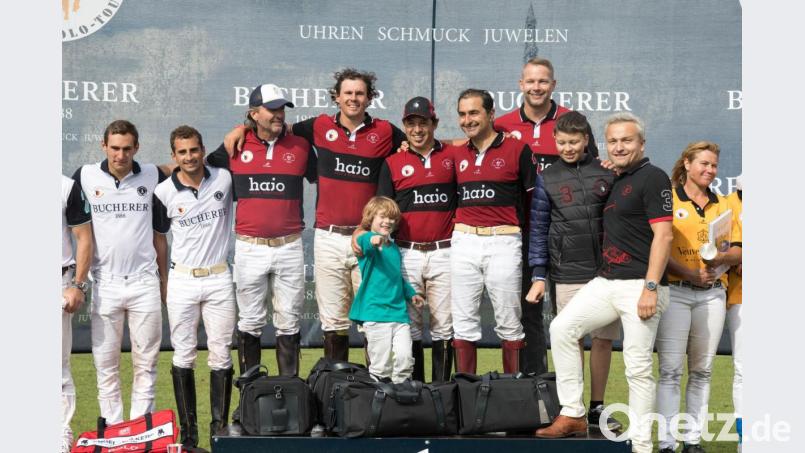 Das Siegerteam von Hajo (Mitte) bejubelt in Holzkirchen den Gewinn des "Bucherer Cups". Bild: exb