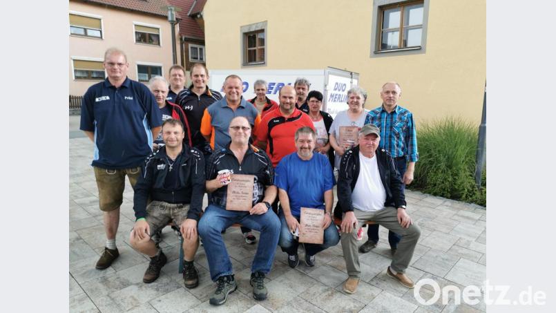 Dartvorsitzender Martin Bauer (links) dankt langjährigen Mitgliedern, besonders den Gründungsmitgliedern für die Treue. Hans-Jürgen Bauer (hinten, Vierter von links) dankt seinem Bruder Martin für 20 Jahre Arbeit als Gründungsvorsitzender. Bild: gz