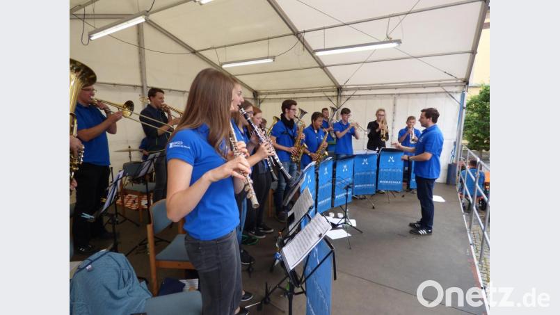 Am Nachmittag unterhält das Blasorchester der Musikschule Vierstädtedreieck unter der Leitung von René Bauer die Besucher mit flotter Musik. Bild: mng