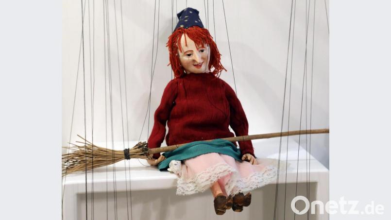 Spielfiguren wie die kleine Hexe möchten eine Heimat. Das Schwandorfer Marionettentheater kann sich diese im ehemaligen Sparkassengebäude in Fronberg vorstellen. Bild: Gerhard Götz
