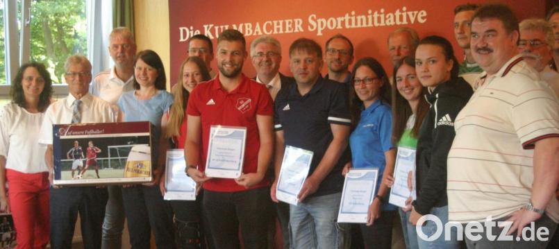 Strahlende Gesichter bei der Fairnesspreisverleihung des Fußballbezirks Oberpfalz: Senior-Produktmanagerin Birgit Reichhardt von der Kulmbacher Brauerei (links) übergab mit Bezirksvorsitzenden Thomas Graml (Achter von links) die Preise. Bild: chap