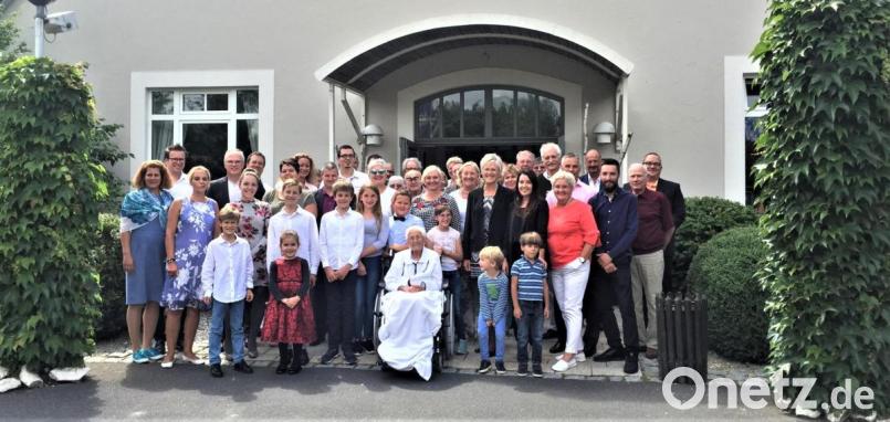 Maria Lehner (vorne, Mitte) feiert im Kreis ihrer großen Familie ihren 90. Geburtstag. Bild: rgr