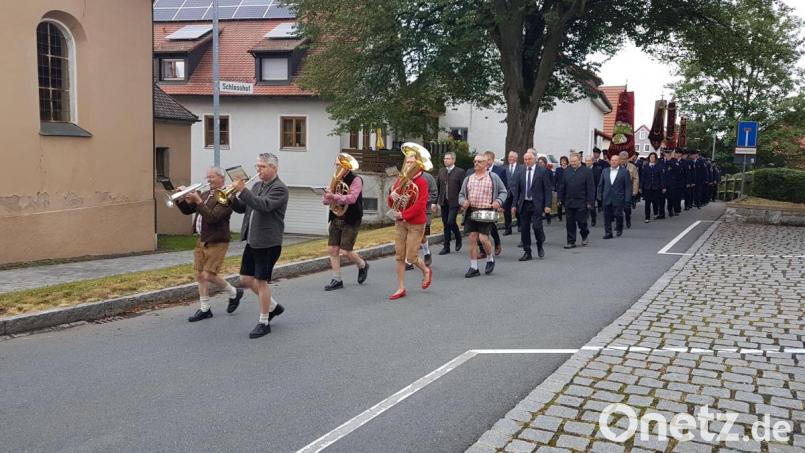 Die Straßenmusikanten führen unter der Leitung von Hans Maier den Kirchenzug an. Bild: gi