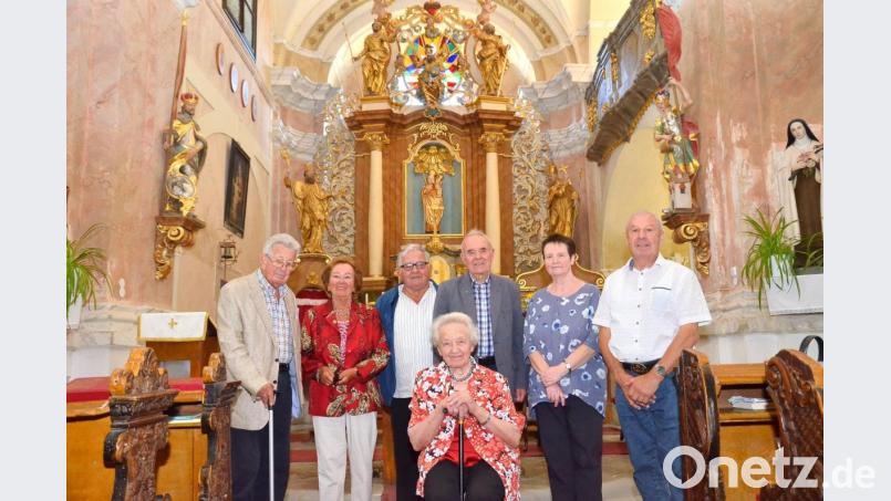 Mit wehmütigen Herzen entscheidet sich die Vorstandschaft aus (von links) Günther Kraus, Anna Prunberger, Josef Kraus, Waltraud Stangl, Franz Prunberger, Sieglinde Wolf und Vorsitzenden Reinhold Wurdak für die Auflösung des Renovierungsvereins. Bild: fjo