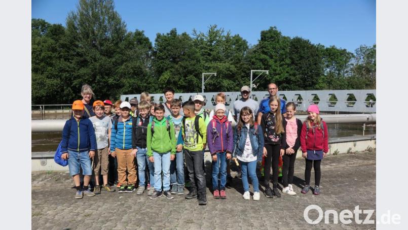 Klassenlehrerin Carola Krausch (hinten links) dankt Harald Fröber und Manuel Scharf (hinten von rechts) für die interessante Führung in der Kläranlage. Bild: jzk