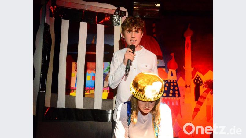 Aladdin (Ariane Schwemin) ist verzweifelt. Seine Wunderlampe wurde ihm gestohlen. Rapper Jakob Engel fasst den Fortgang musikalisch zusammen. Bild: Kunz