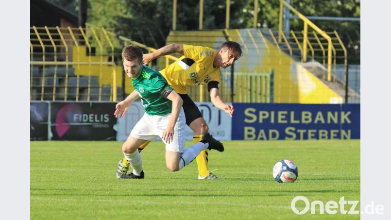 Zur Sache ging&#039;s auf der grünen Au. Die DJK Ammerthal Kapitän Bernhard Neumayer (links) gibt keinen Ball verloren. Bild: Mario Wiedel