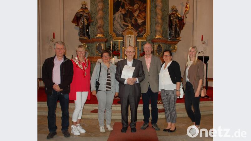 Mit einem besonderen Gruß an alle Immenreuther verabschiedet Ehrenpräses Alfons Wurm (Mitte) die fünfköpfige Delegation mit Gerhard und Monika Kainz, Marita Doleschal, Hans und Angela Protschky sowie Susanne Kainz (von links). Bild: bkr