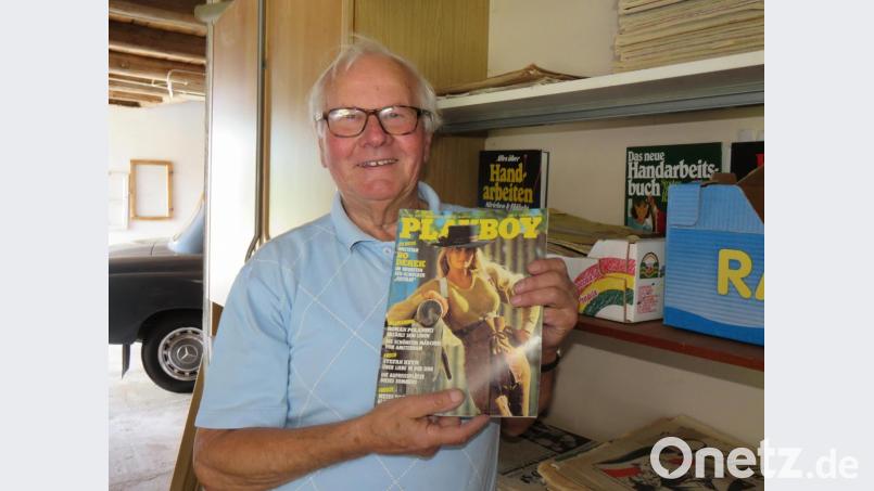 Gisbert Schulwitz hat manches Schmankerl aus den Kisten geholt, darunter gut 60 Jahre alte Exemplare der Zeitschrift &quot;Playboy&quot;. Bild: ubb