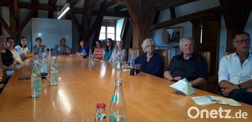 Bei einer ersten Zusammenkunft im Hirschauer Rathaus stieß das geplante Projekt „Mehr Wohlbefinden und Lebensqualität im Alter“ bei den Verantwortlichen und Akteuren der Seniorenarbeit sowie bei Hirschaus Bürgermeister Hermann Falk (rechts) auf großes Interesse. Bild: wwl