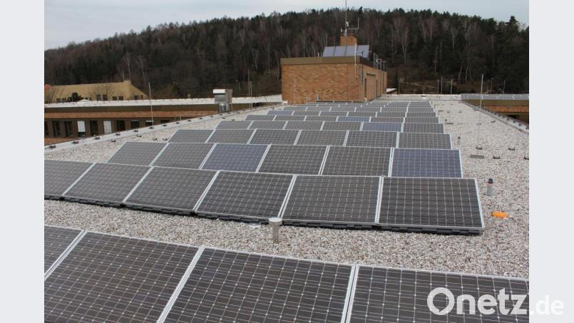 Im Bereich der Liegenschaften des Landkreises sollten sämtliche Dachflächen auf die Möglichkeit einer solaren Nutzung geprüft werden. Auf dem Dach des Landratsamtes (Bild) gibt es bereits eine Photovoltaik-Anlage. Bild: exb