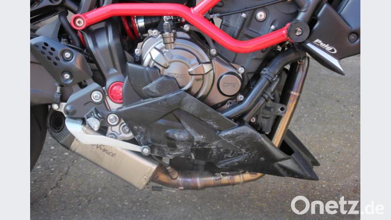 Erhebliche Schleifspuren waren am Motorrad erkennbar, der Motorradfahrer wurde ins Krankenhaus Marktredwitz eingeleifert. Bild: kro