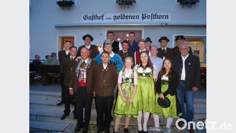 Die Würdenträger und Ehrengäste der Hubertus-Schützen feiern die Proklamation. Bild: bk