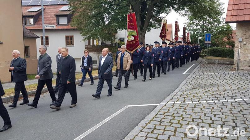 Die Straßenmusikanten führen unter der Leitung von Hans Maier den Kirchenzug an. Bild: gi