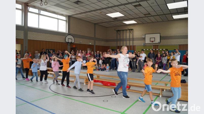 Höhepunkt des Schulfestes ist der Olympia-Tanz aller Schüler in einem großen Kreis durch die Turnhalle unter der Leitung von Astrid Locke-Paul (Mitte). Bild: du