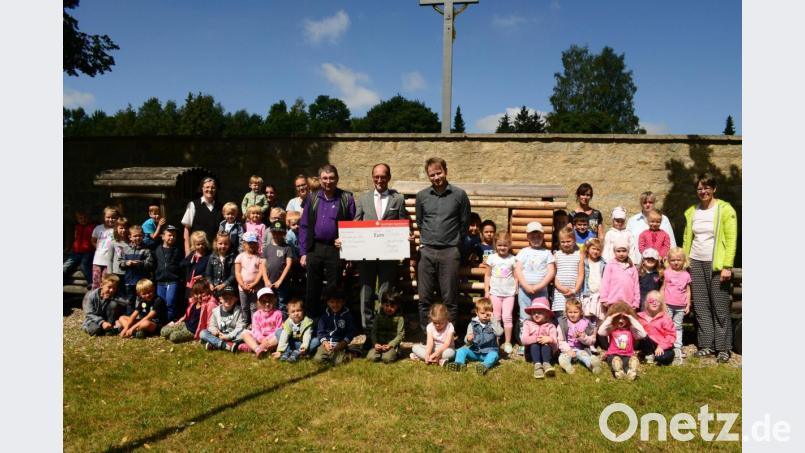 Geschäftsführer Dr. Michael Wengler übergibt symbolisch den Spendenscheck an Stadtpfarrer Pater Hans Ring. Ausbildungsleiter Markus Schwandner (rechts) begleitete wie auch Kindergartenleiterin Schwester Maria Fuchs (links) die Spendenübergabe. Bild: bey