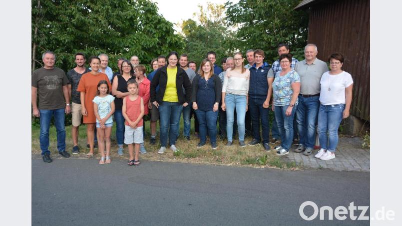 Jagdpächter Edgar Wenisch (links) bejagt seit zwei Jahrzehnten das Jagdrevier „Raumberg“. Landwirte und Jagdgenossen sowie deren Familien waren daher zu einem gemütlichen Abend in Kleinbüchlberg eingeladen. Mit dabei war auch Forstbetriebsleiter Norbert Zintl (Zweiter von rechts) vom Forstbetrieb Waldsassen. Bild: jr