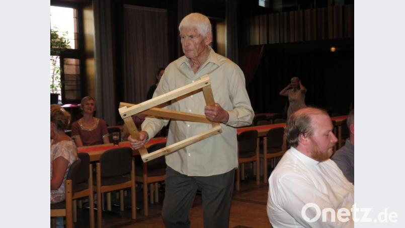 Mit einem einfachen Holzrahmen hat Willi Pröls die Wichtigkeit der Dreifaltigkeit für ein stabiles Leben erklärt. Bild: ubb