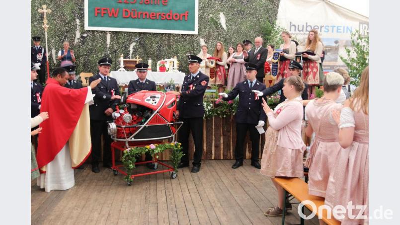 Pfarrer Cyprian Anyanwu segnete die neue Tragkraftspritze der Dürnersdorfer Wehr. Bild: ral