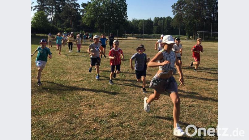 Auf dem Sportplatz des FC Freihung drehten die Grundschüler der Josef-Voit-Grundschule Freihung fleißig Runde um Runde beim Sponsorenlauf. Bild: nbu