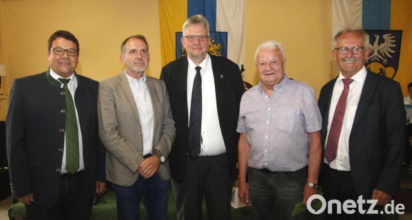 Bürgermeister Thomas Falter, Bezirksleiter Hartmuth Baumann, Knappschafts-Vorstandsmitglied Udo Eisberg, Ortsvorsitzender Franz Hauser und Bürgermeister Harakd Bemmerl (von links) sprachen bei der 110-Jahrfeier der Ortsgruppe Wackersdorf der IG Bergbau-Chemie-Energie. Bild: Hirsch