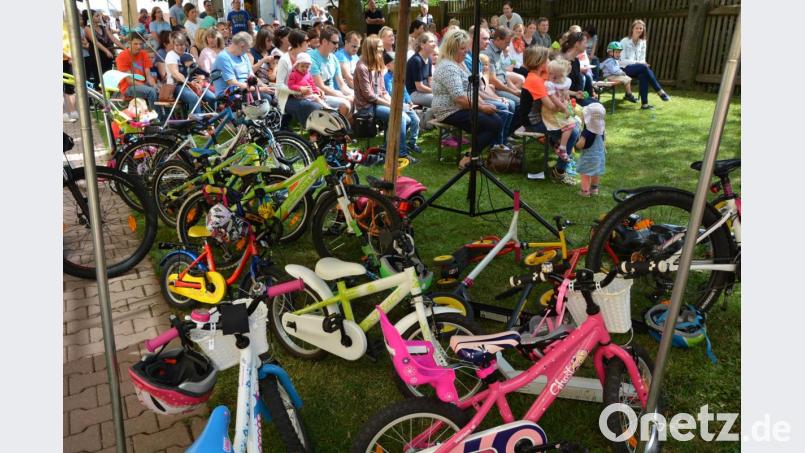 Schon vor zwei Jahren hatte Stadtpfarrer Anton Witt Kinderfahrzeuge vor dem Josefsheim gesegnet. Bild: jr