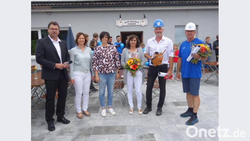 Der DJK-Vorstand mit Christian Scharl, Susanne Buhl und Kathleen Völkel bedankten sich bei Margit und Markus Bauer sowie Christian Bauer (von links). Bild: tra