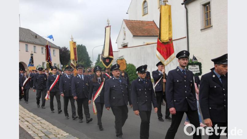 Ein stattlicher Festzug bewegte sich durch die Straßen von Schwarzenbach. Bild: kro