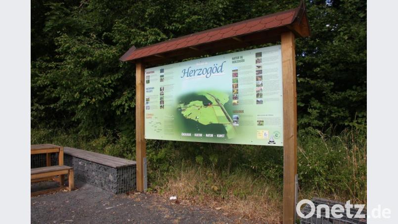 Auf die Tatsache, dass bei Herzogöd Granit auf Basalt trifft, wird am Wanderparkplatz bereits auf einer Tafel hingewiesen. Jetzt soll – unweit davon – eine Art Denkmal errichtet werden. Bild: wro