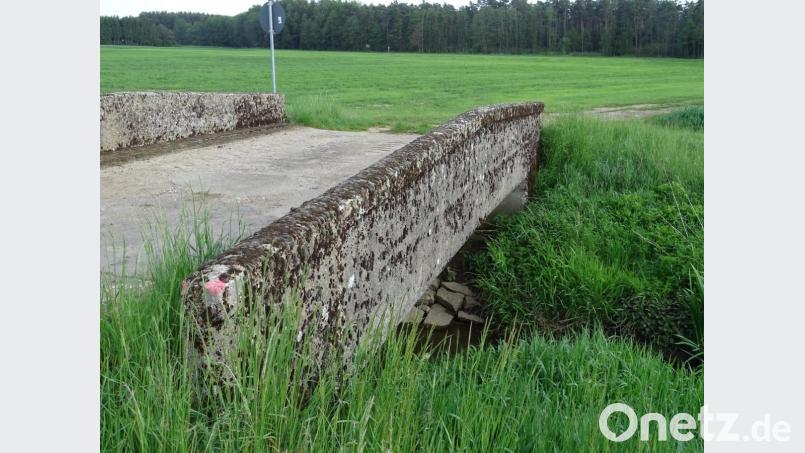 Die Brücken über den Fensterbach verbinden zum Großteil Feldwege, die vornehmlich von Landwirten genutzt werden. Sind diese Wege, von der Rechtslage her, ausgebaut oder nicht? Dazu gibt es bereits ein Gutachten. Doch dieser Expertenmeinung wurde nun widersprochen. Bild: Houschka